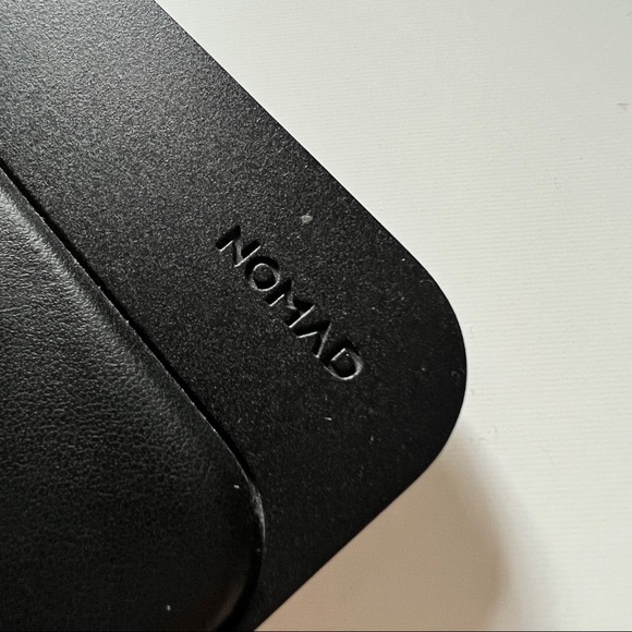 Nomad Base Station Wireless qi smartphone charging pad - Picture 5 of 6